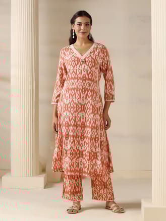 Women Liva Peach Geometric Print Kurta With Comfort Pant